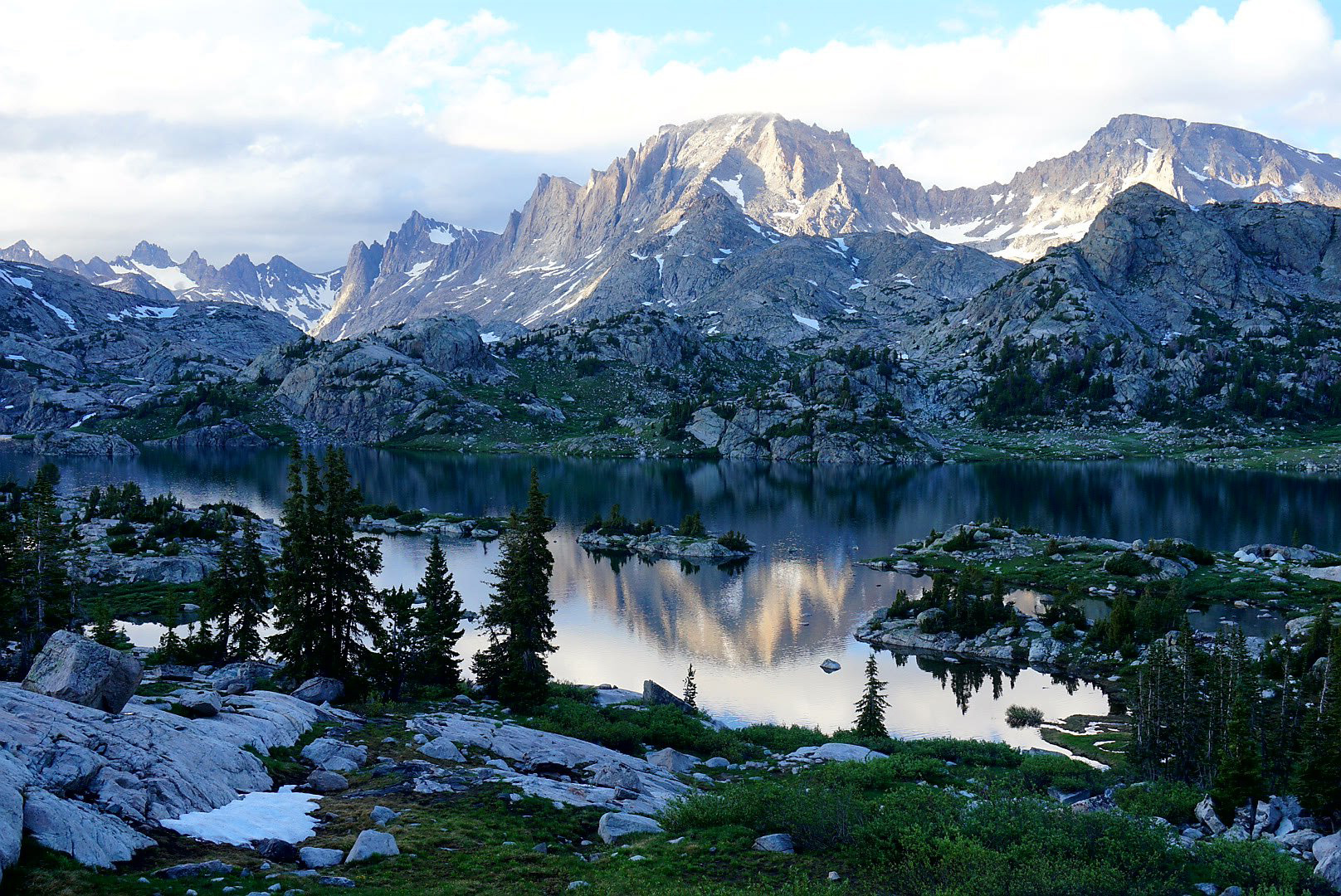 wyoming lake and mountains